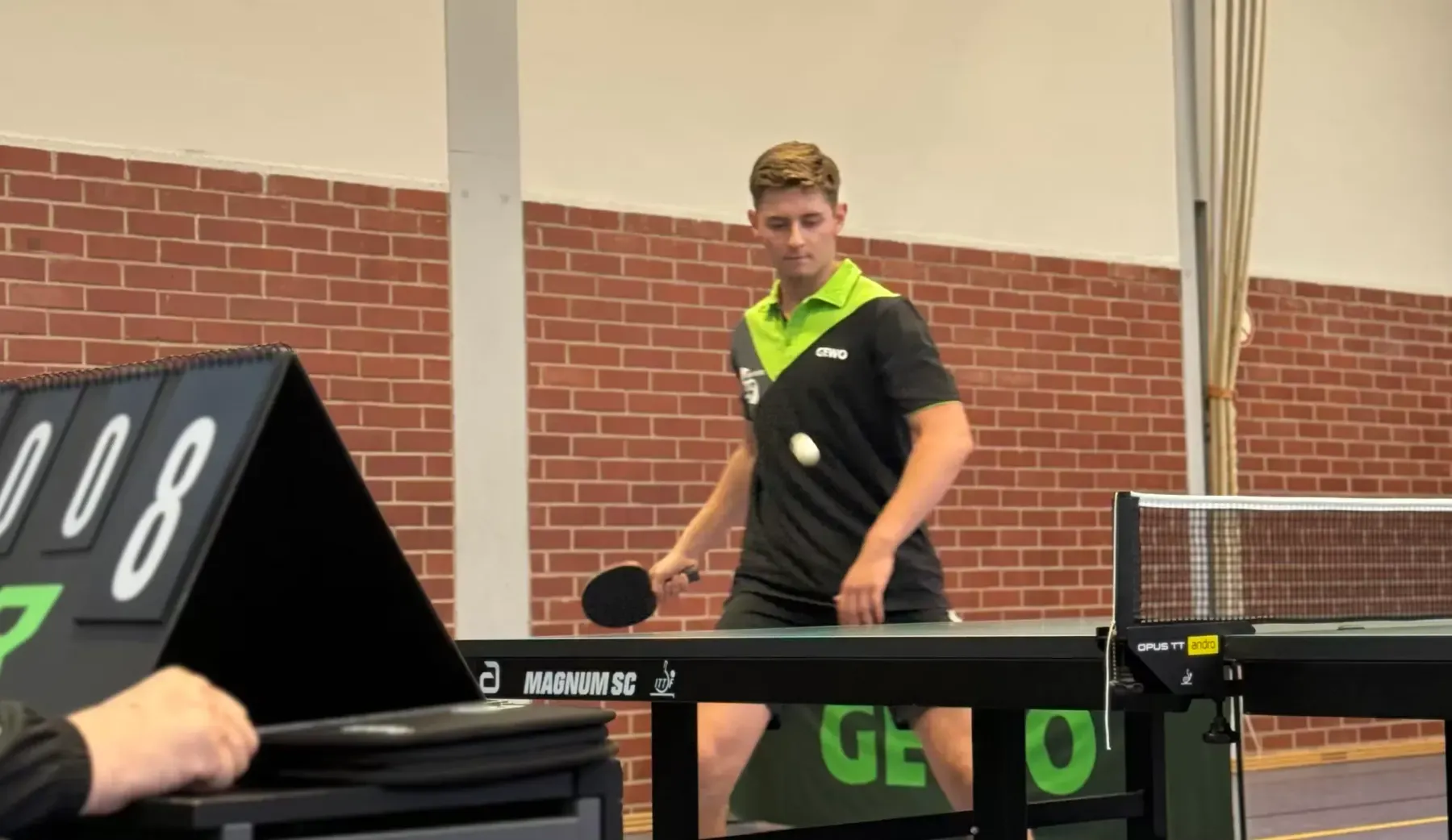 Tischtennisspieler beim Aufschlag